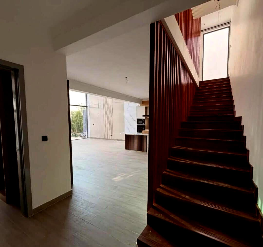 Luxury 5BR Townhouse with Garden