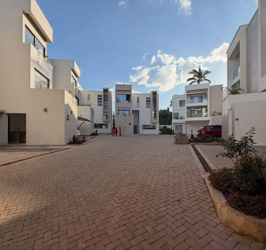 Luxury 5BR Townhouse with Garden
