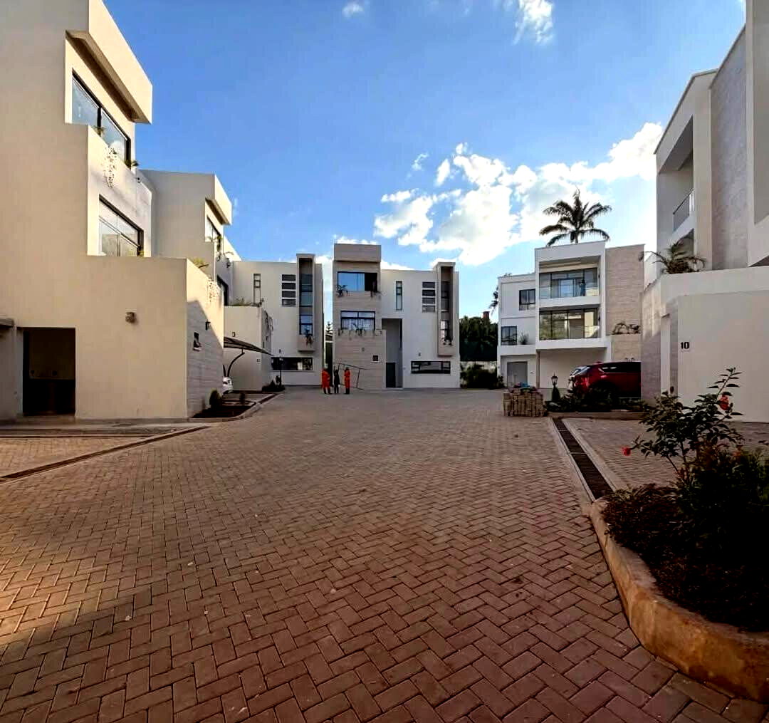 Luxury 5BR Townhouse with Garden