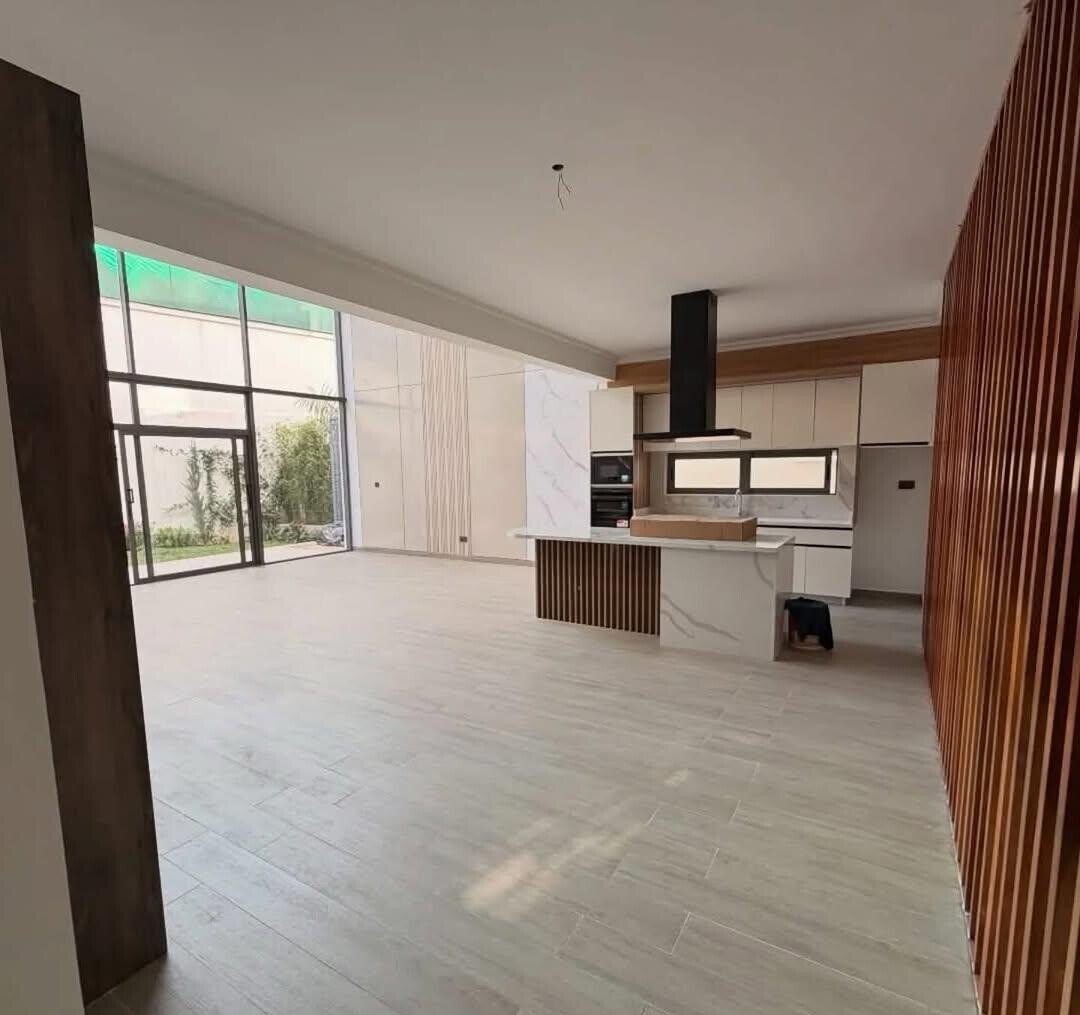 Luxury 5BR Townhouse with Garden
