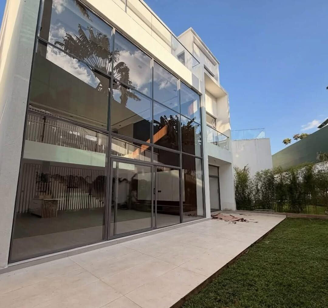 Luxury 5BR Townhouse with Garden