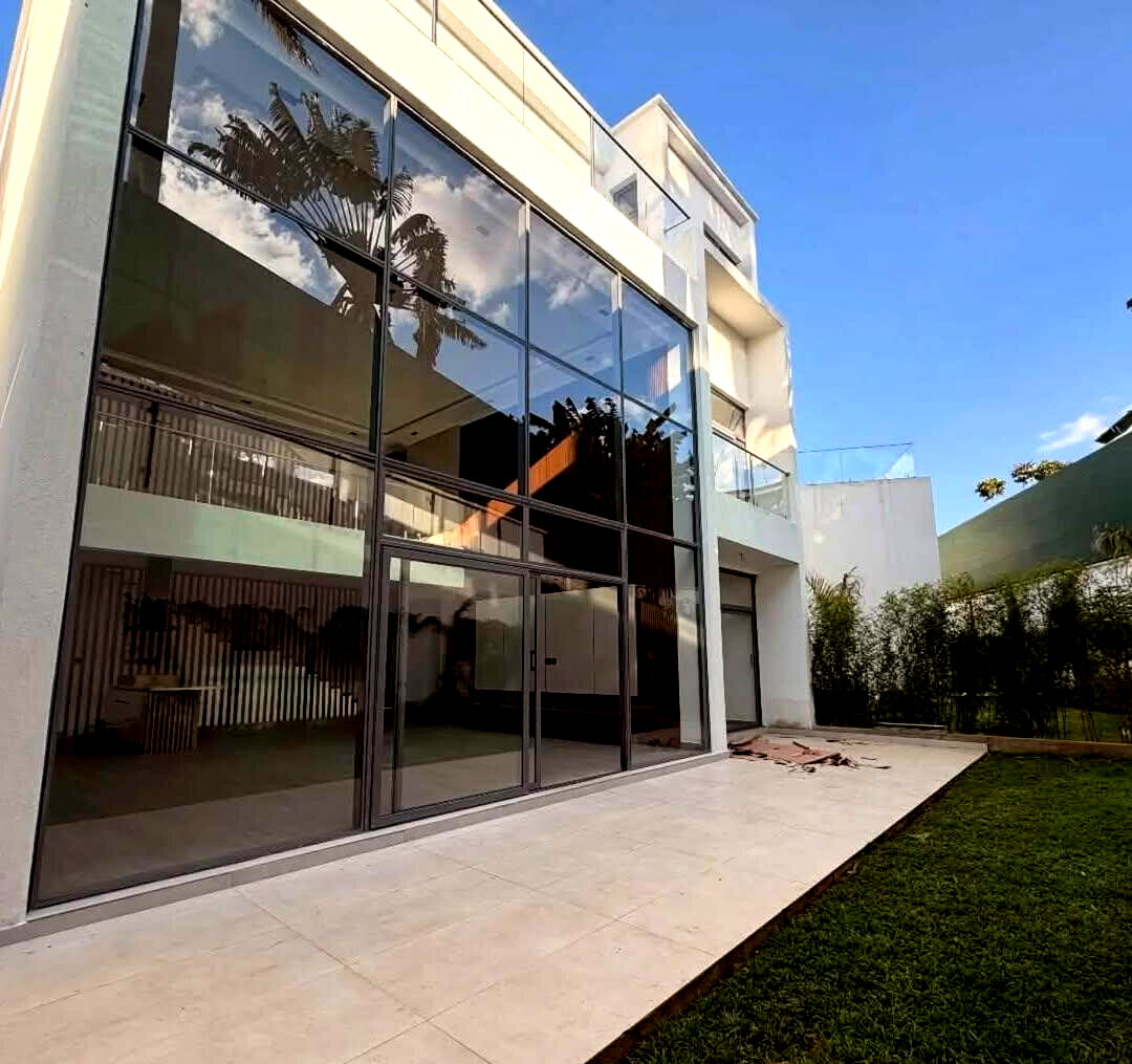Luxury 5BR Townhouse with Garden