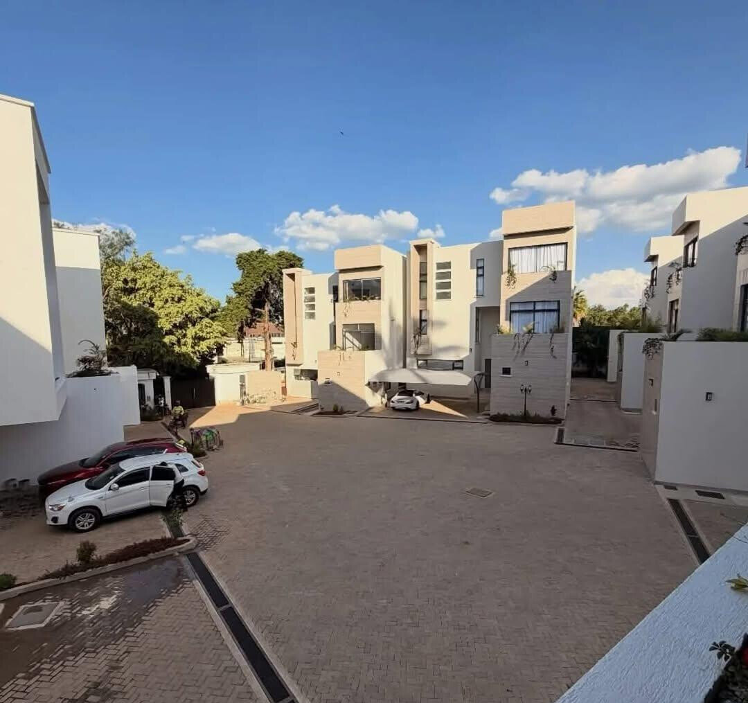 Luxury 5BR Townhouse with Garden
