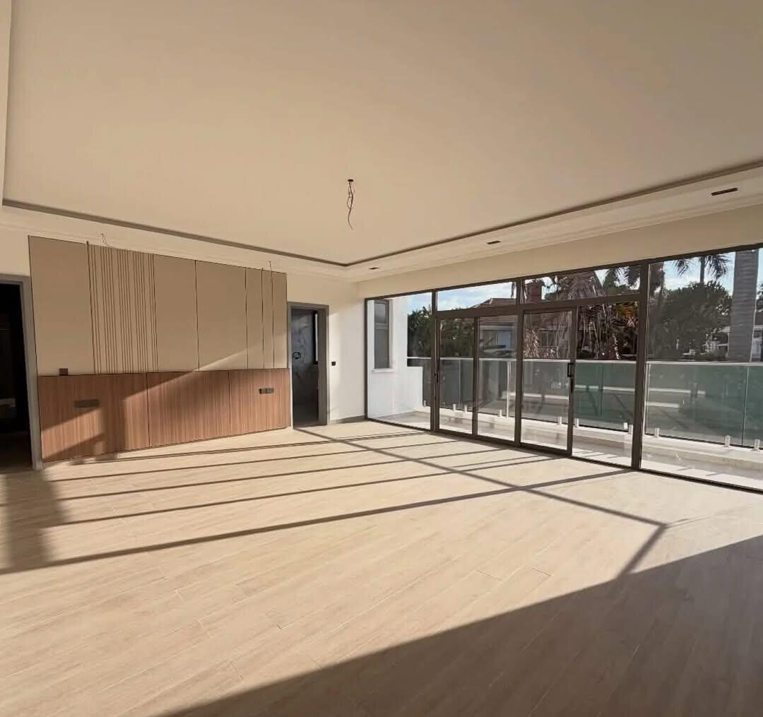 Luxury 5BR Townhouse with Garden