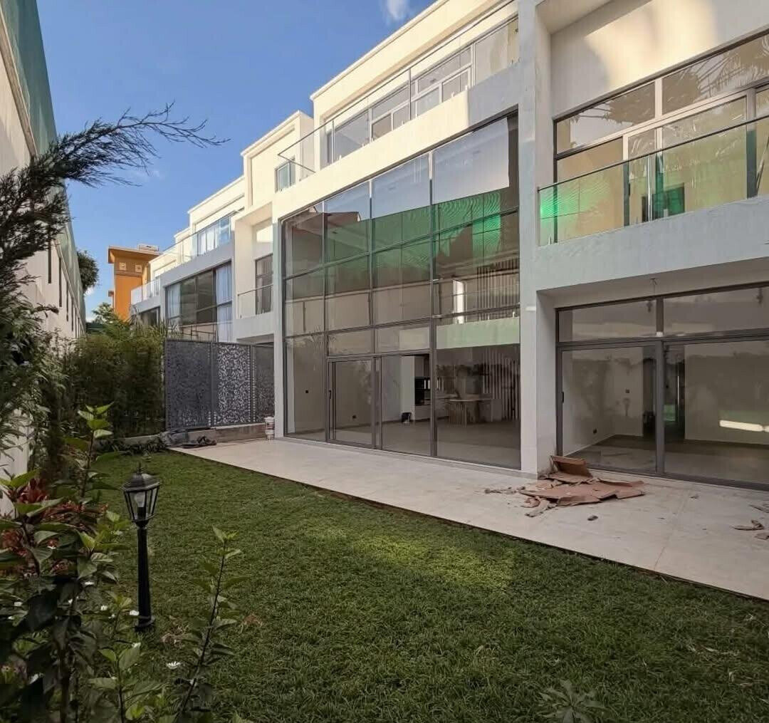 Luxury 5BR Townhouse with Garden