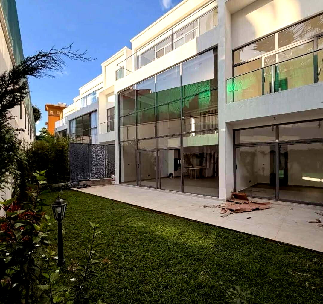 Luxury 5BR Townhouse with Garden