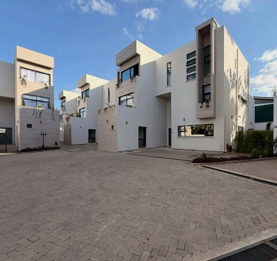 Luxury 5BR Townhouse with Garden