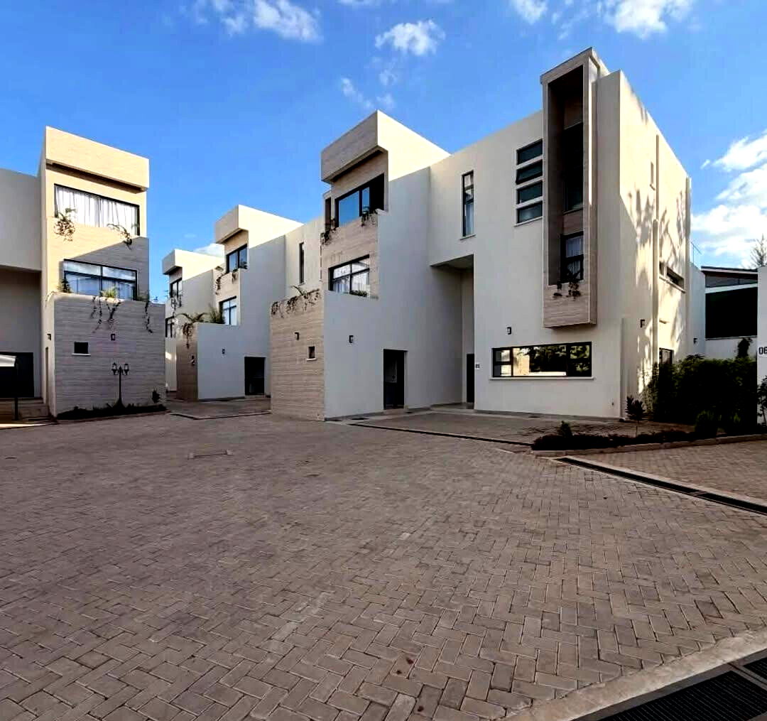 Luxury 5BR Townhouse with Garden