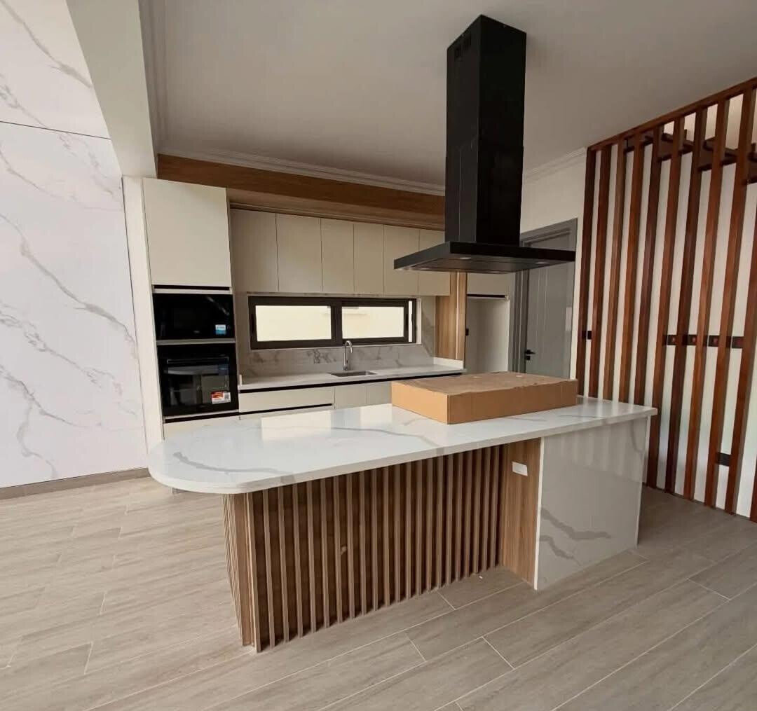Luxury 5BR Townhouse with Garden