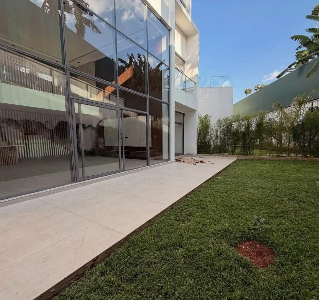 Luxury 5BR Townhouse with Garden