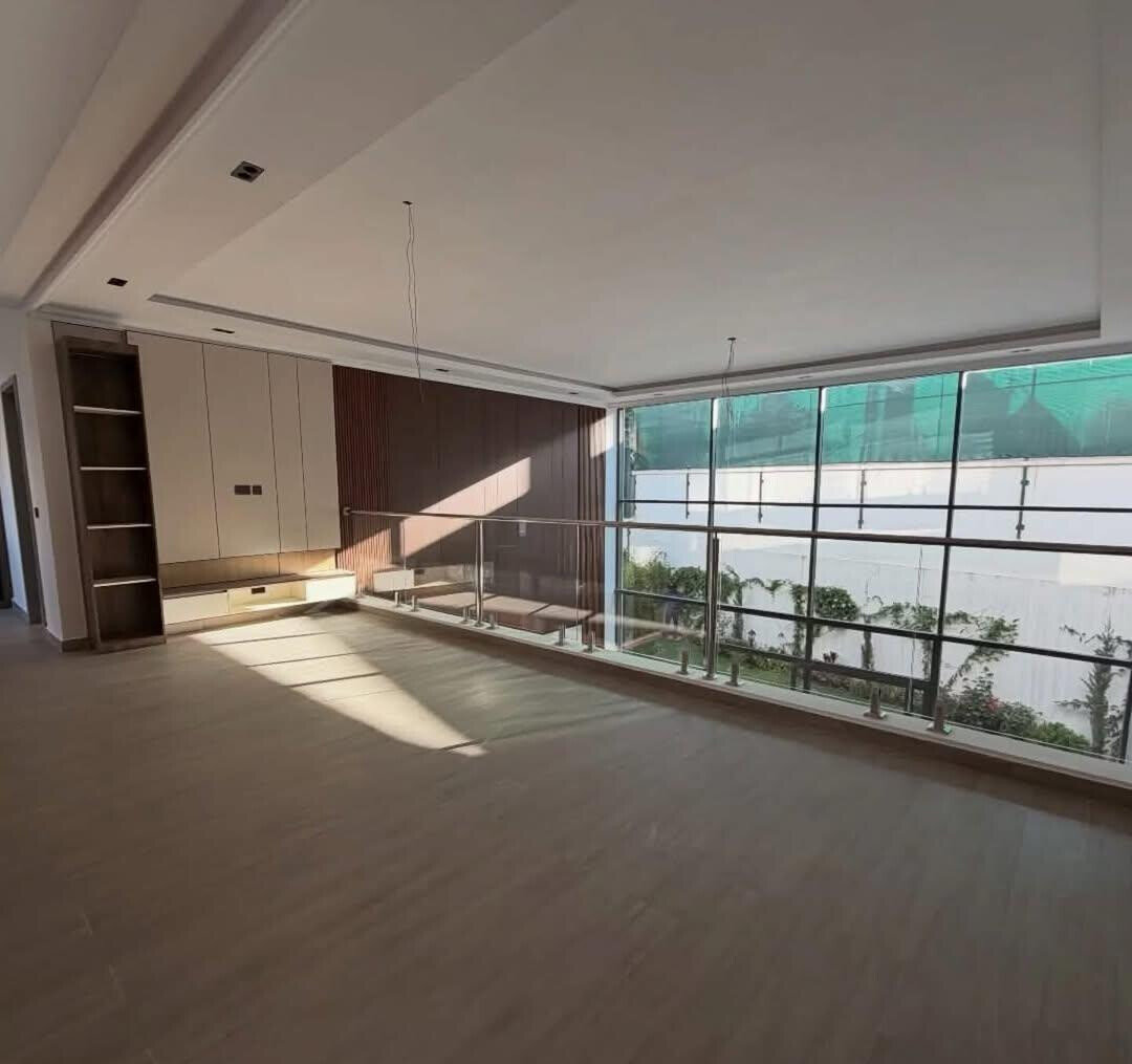 Luxury 5BR Townhouse with Garden
