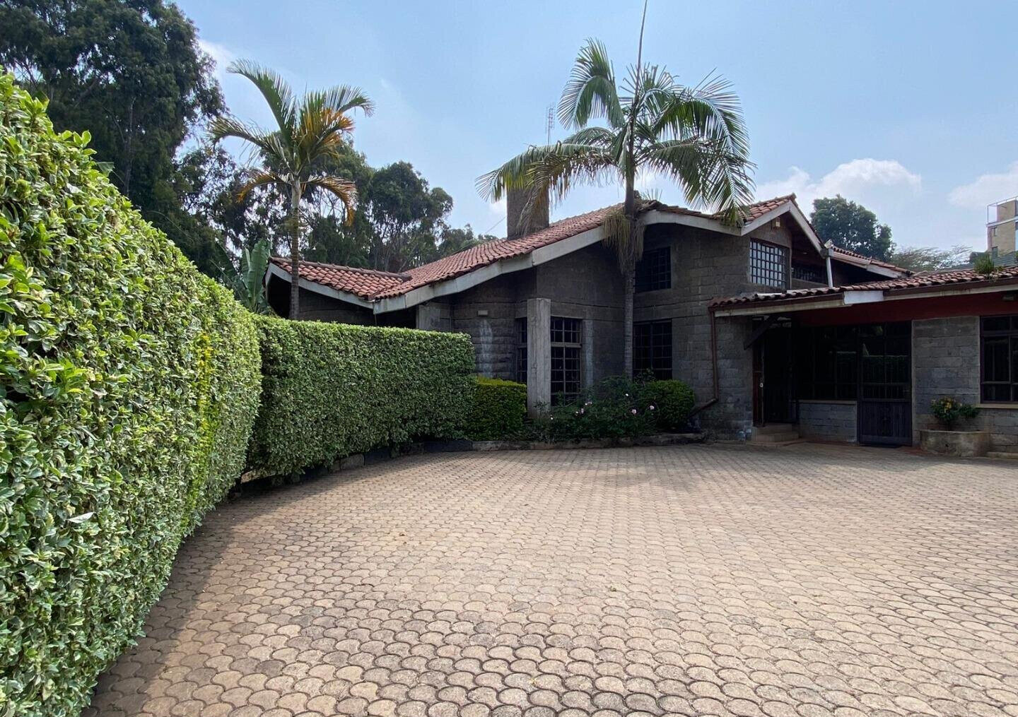 6-Bed Townhouse on Half-Acre with DSQ – Karen Plains