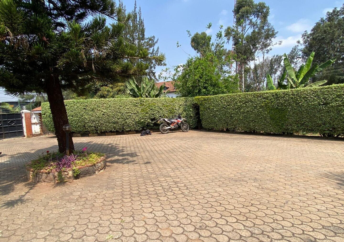 6-Bed Townhouse on Half-Acre with DSQ – Karen Plains