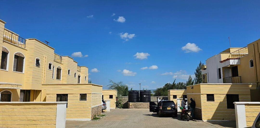 Quick Sale 4BR Villa with DSQ on 1/8 Acre - Athi River