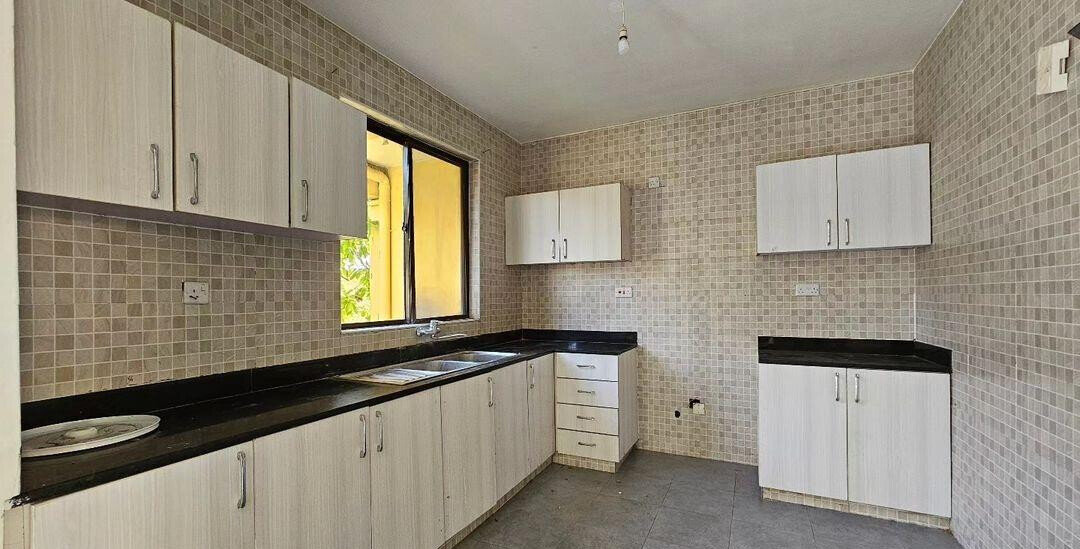 Quick Sale 4BR Villa with DSQ on 1/8 Acre - Athi River