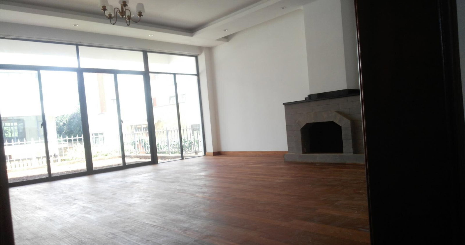 5-Ensuite Townhouse with Fireplace & Guest SQ - Lavington