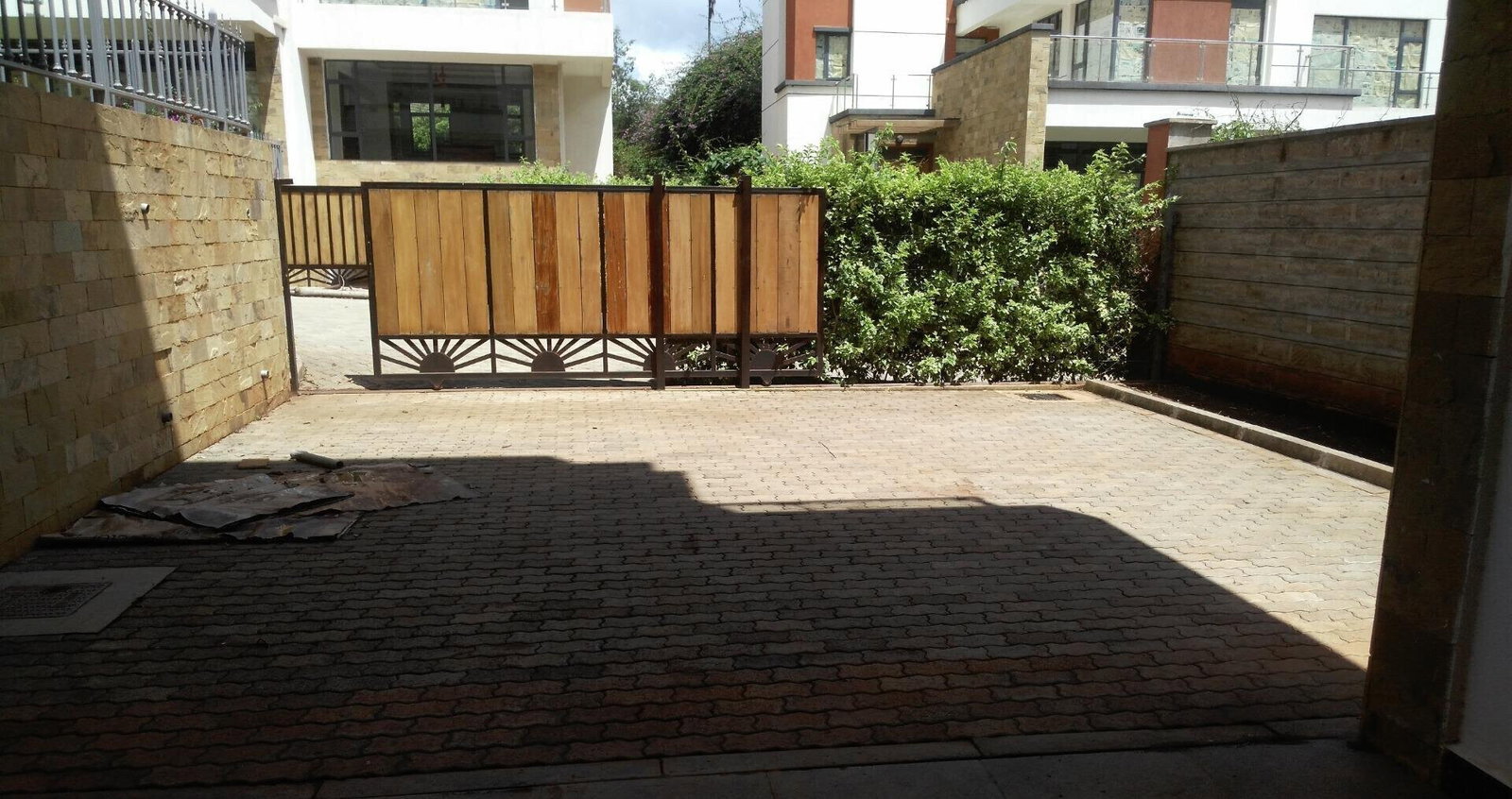 5-Ensuite Townhouse with Fireplace & Guest SQ - Lavington
