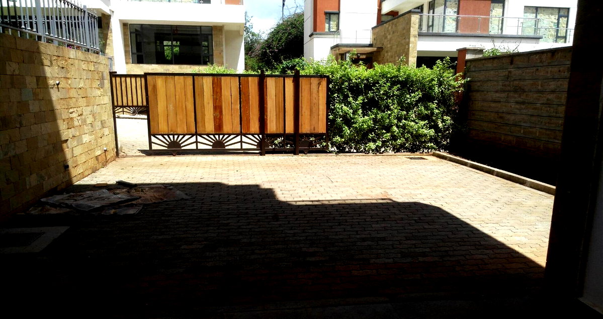 5-Ensuite Townhouse with Fireplace & Guest SQ - Lavington