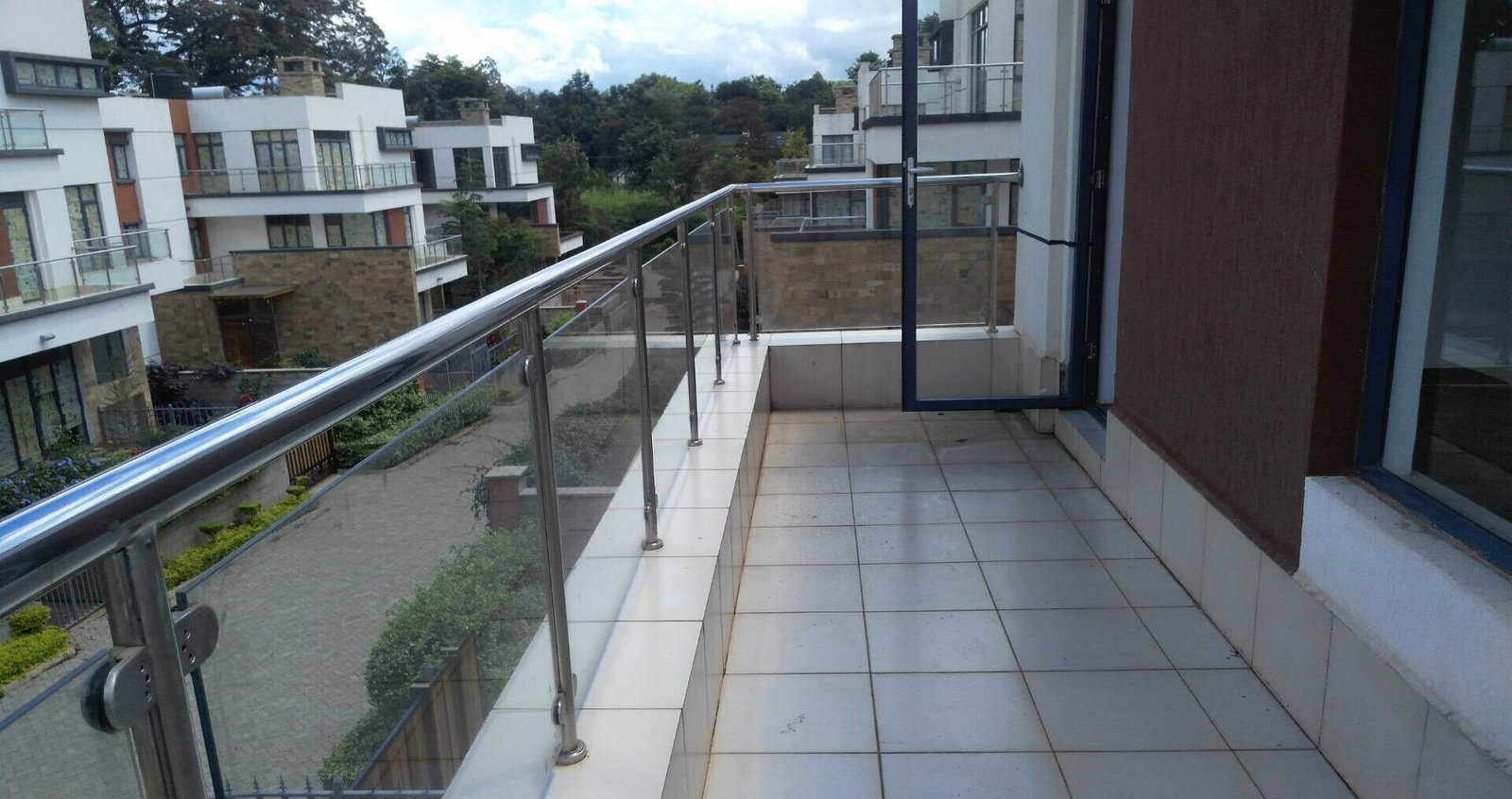 5-Ensuite Townhouse with Fireplace & Guest SQ - Lavington