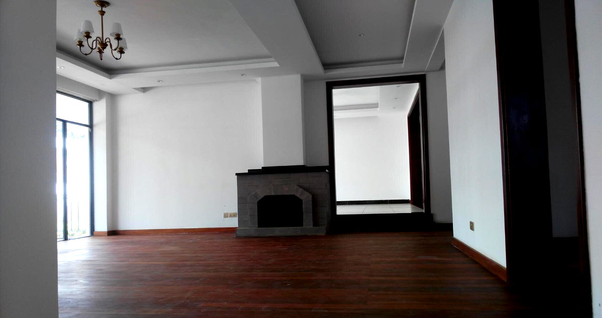 5-Ensuite Townhouse with Fireplace & Guest SQ - Lavington