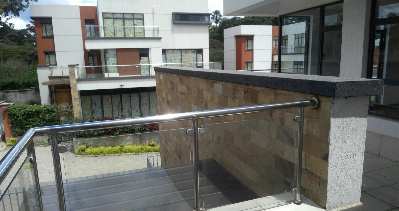 5-Ensuite Townhouse with Fireplace & Guest SQ - Lavington