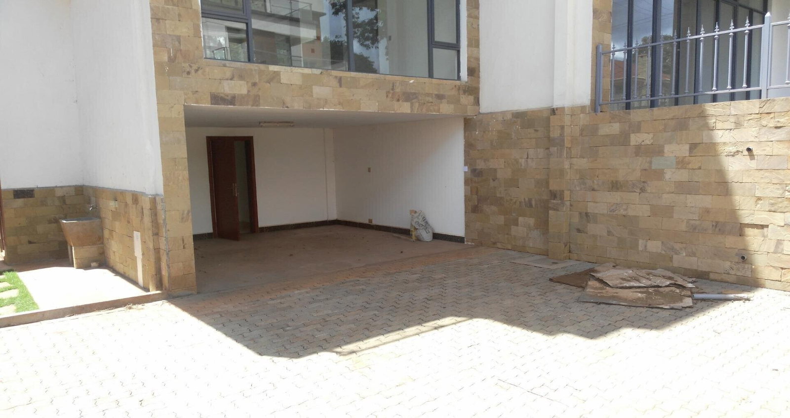 5-Ensuite Townhouse with Fireplace & Guest SQ - Lavington