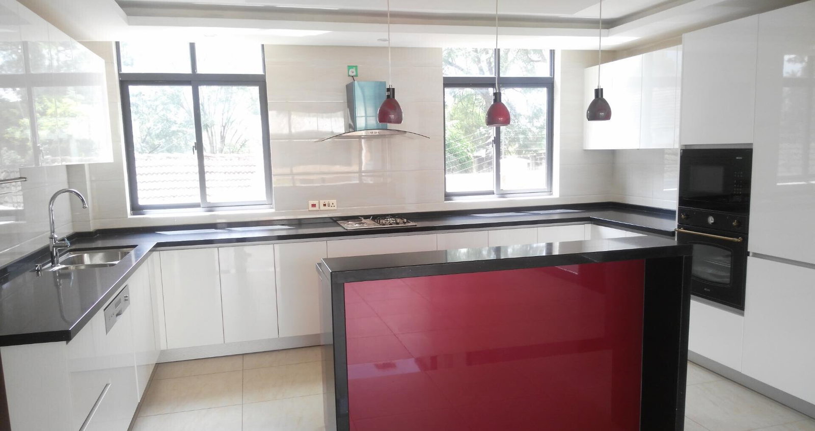 5-Ensuite Townhouse with Fireplace & Guest SQ - Lavington