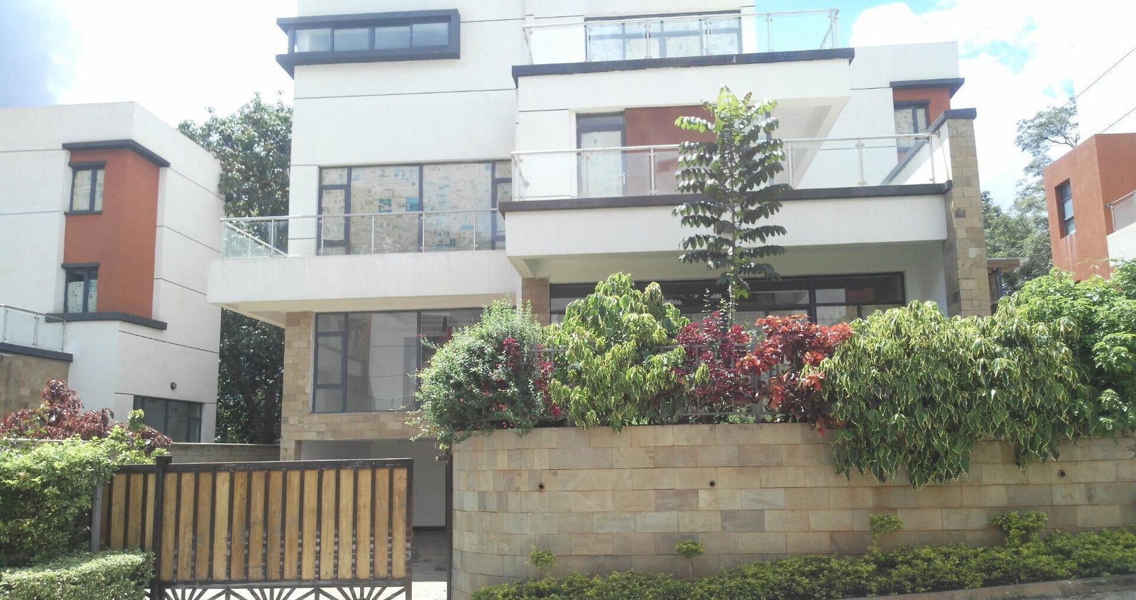5-Ensuite Townhouse with Fireplace & Guest SQ - Lavington