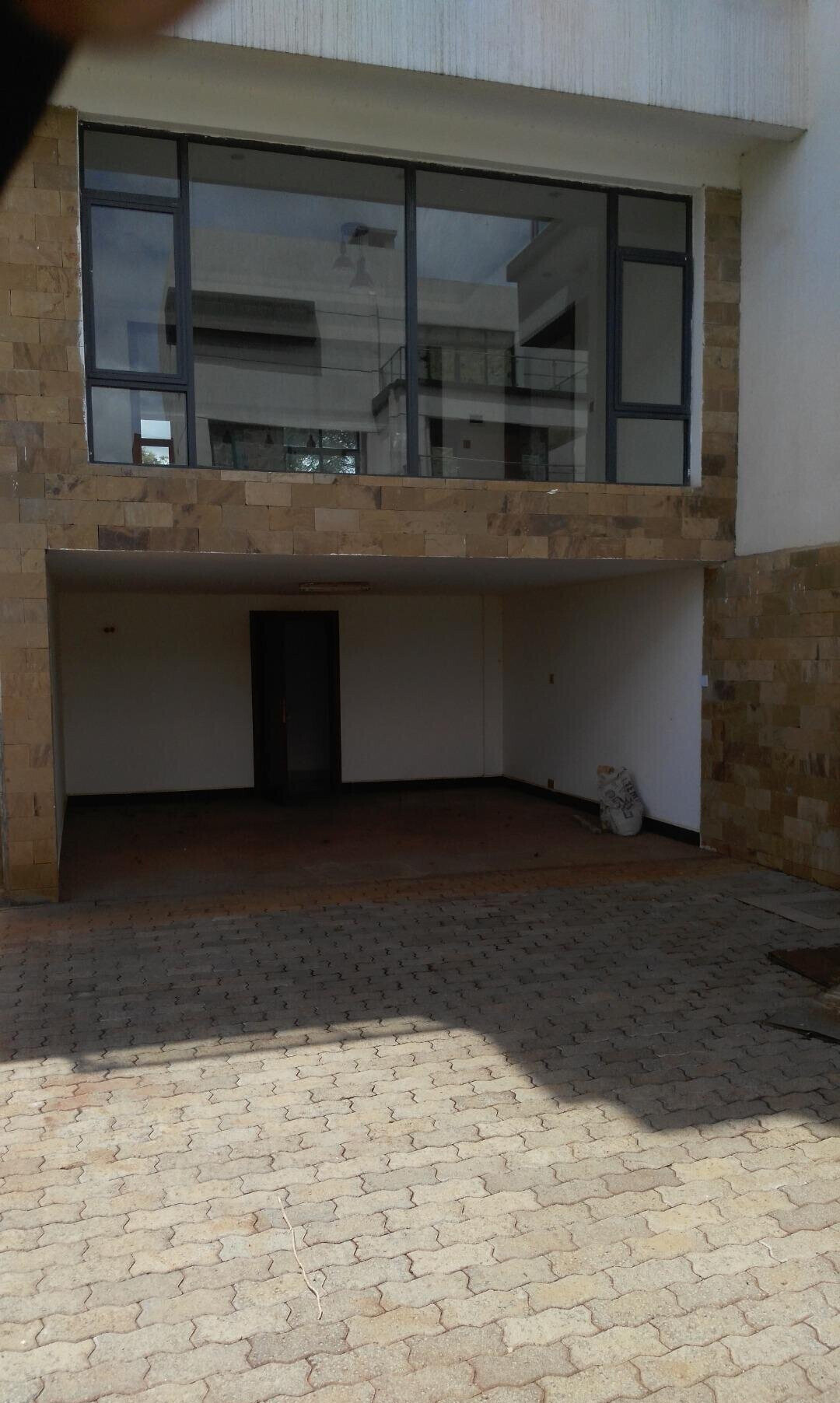 5-Ensuite Townhouse with Fireplace & Guest SQ - Lavington