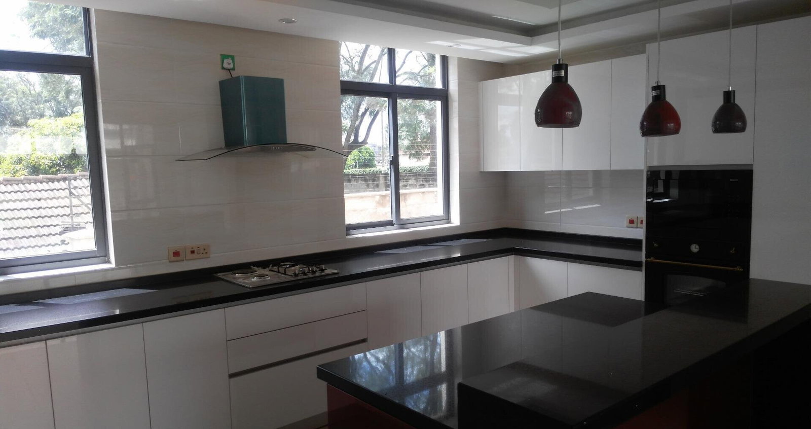 5-Ensuite Townhouse with Fireplace & Guest SQ - Lavington