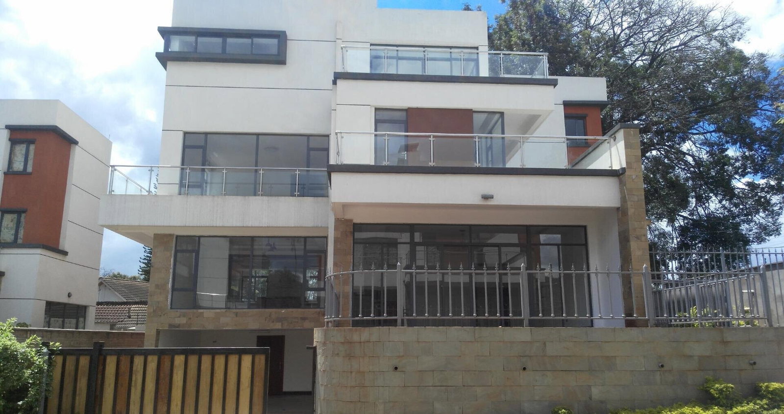 5-Ensuite Townhouse with Fireplace & Guest SQ - Lavington