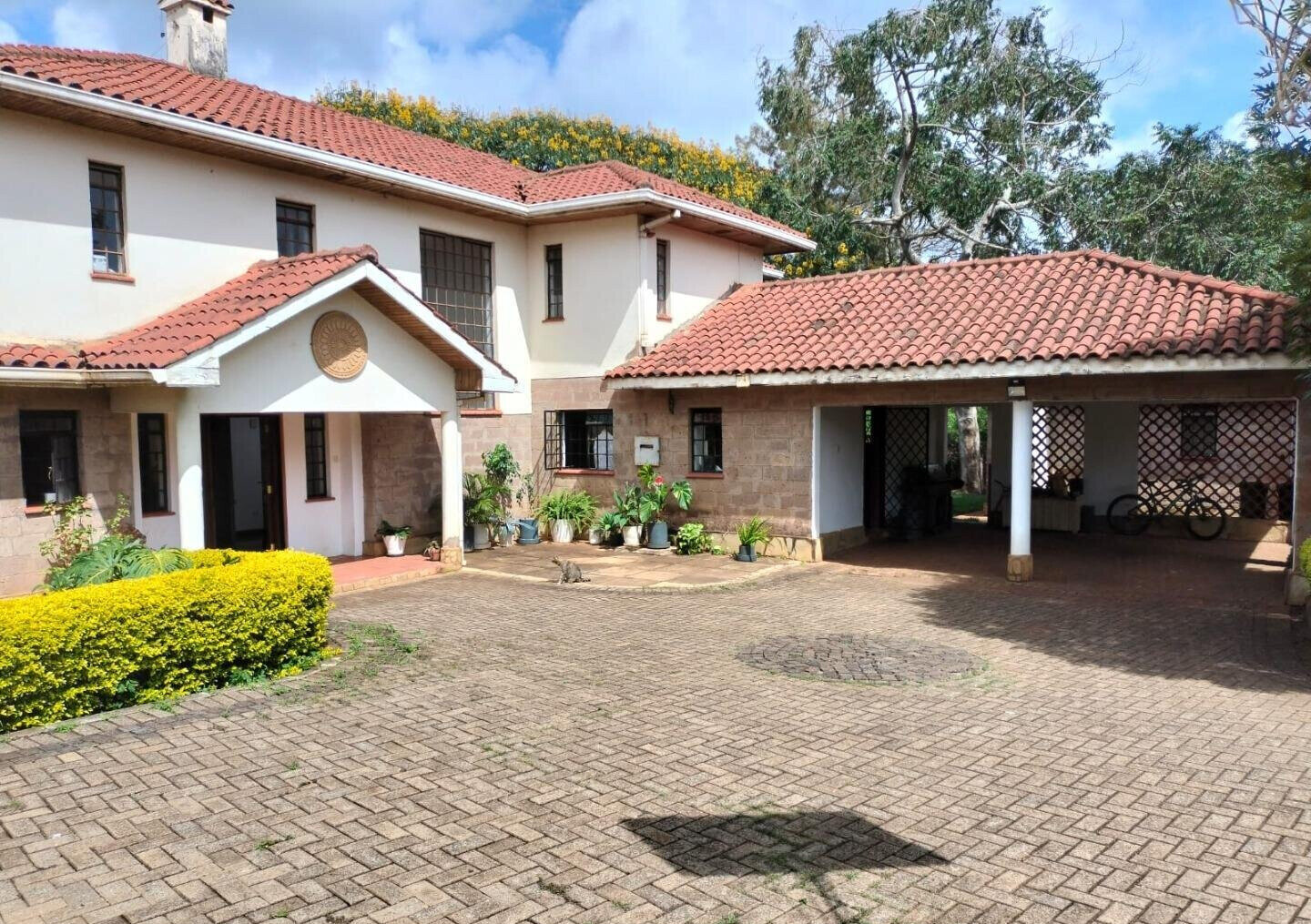 5BR Townhouse with Big Garden & DSQ - Runda