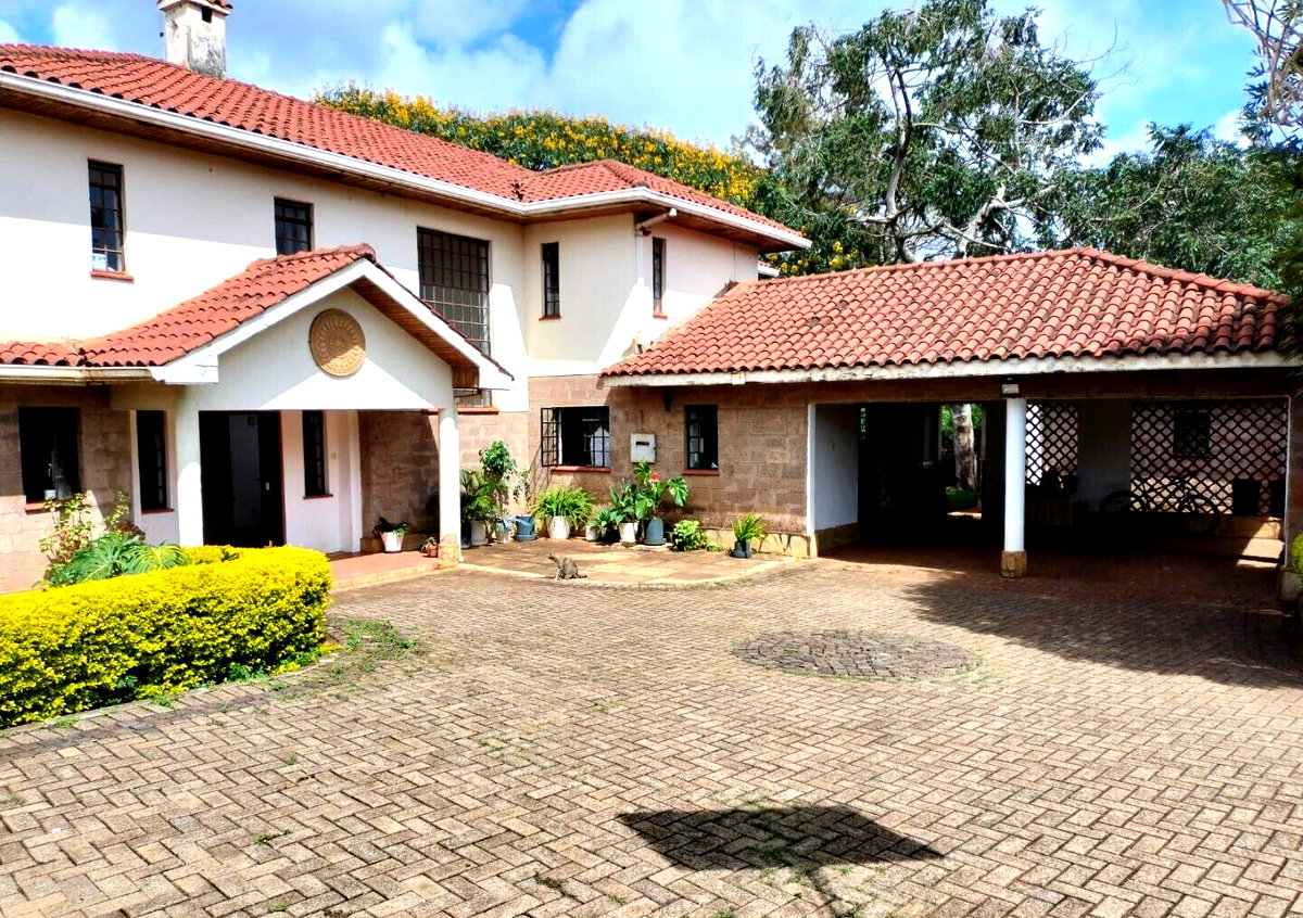 5BR Townhouse with Big Garden & DSQ - Runda