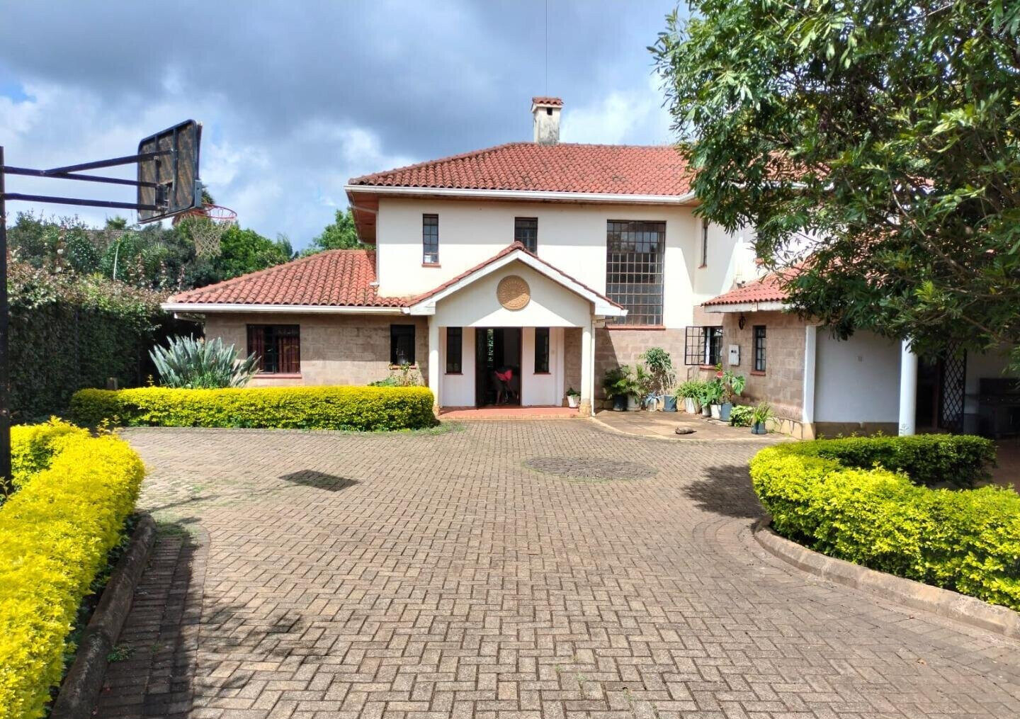 5BR Townhouse with Big Garden & DSQ - Runda