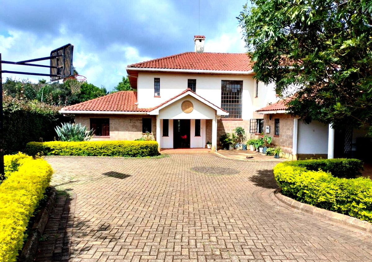 5BR Townhouse with Big Garden & DSQ - Runda