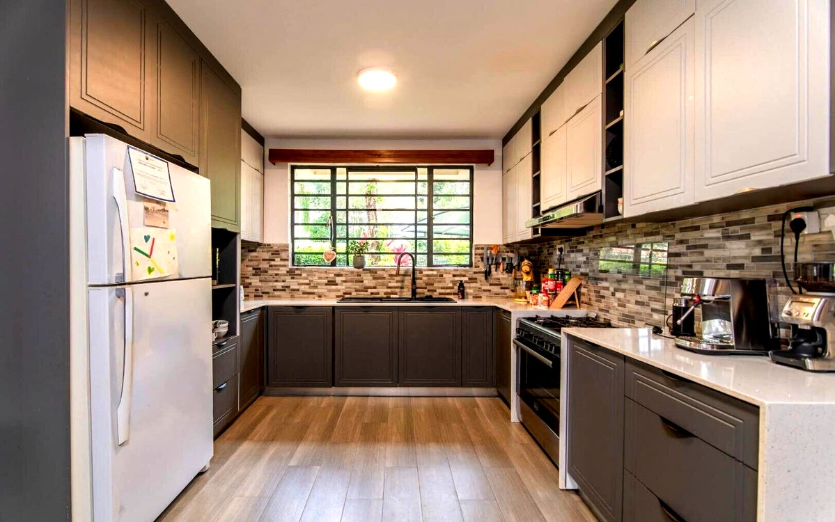Half-Acre Family Sanctuary with Heated Pool – Rosslyn