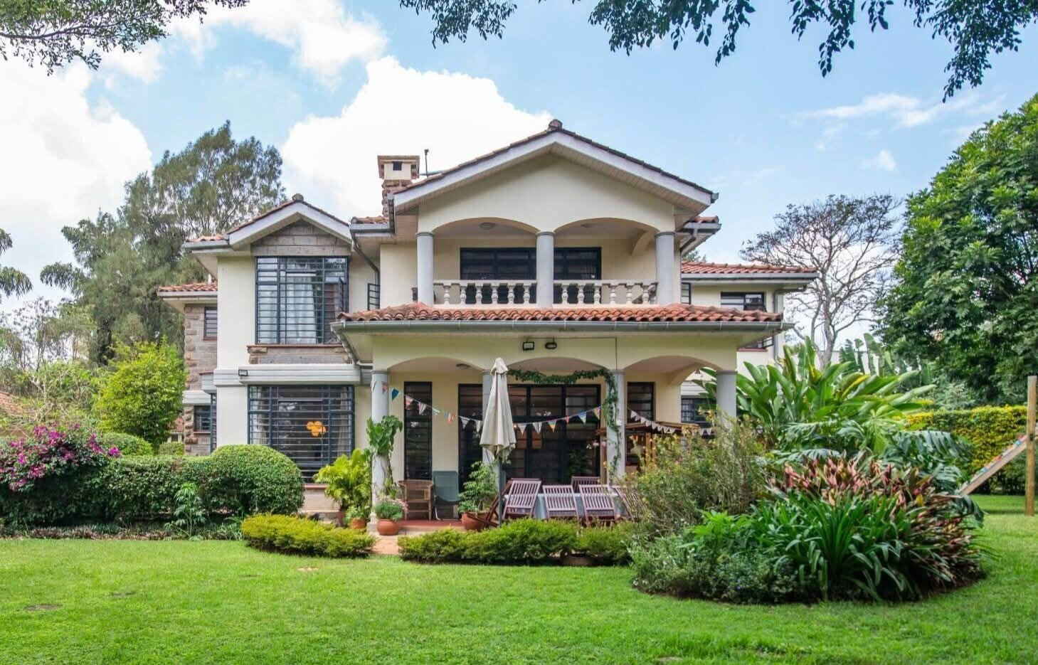 Half-Acre Family Sanctuary with Heated Pool – Rosslyn