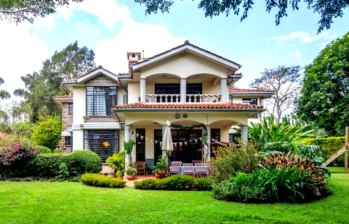 Half-Acre Family Sanctuary with Heated Pool – Rosslyn