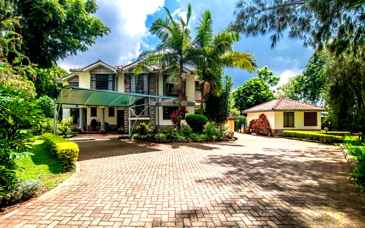 Half-Acre Family Sanctuary with Heated Pool – Rosslyn