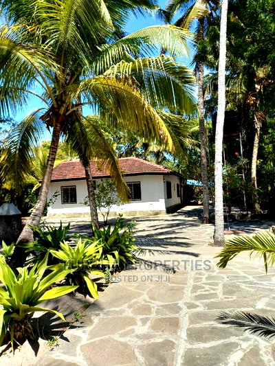 3 Bedrooms Bungalow for Sale - Image 1