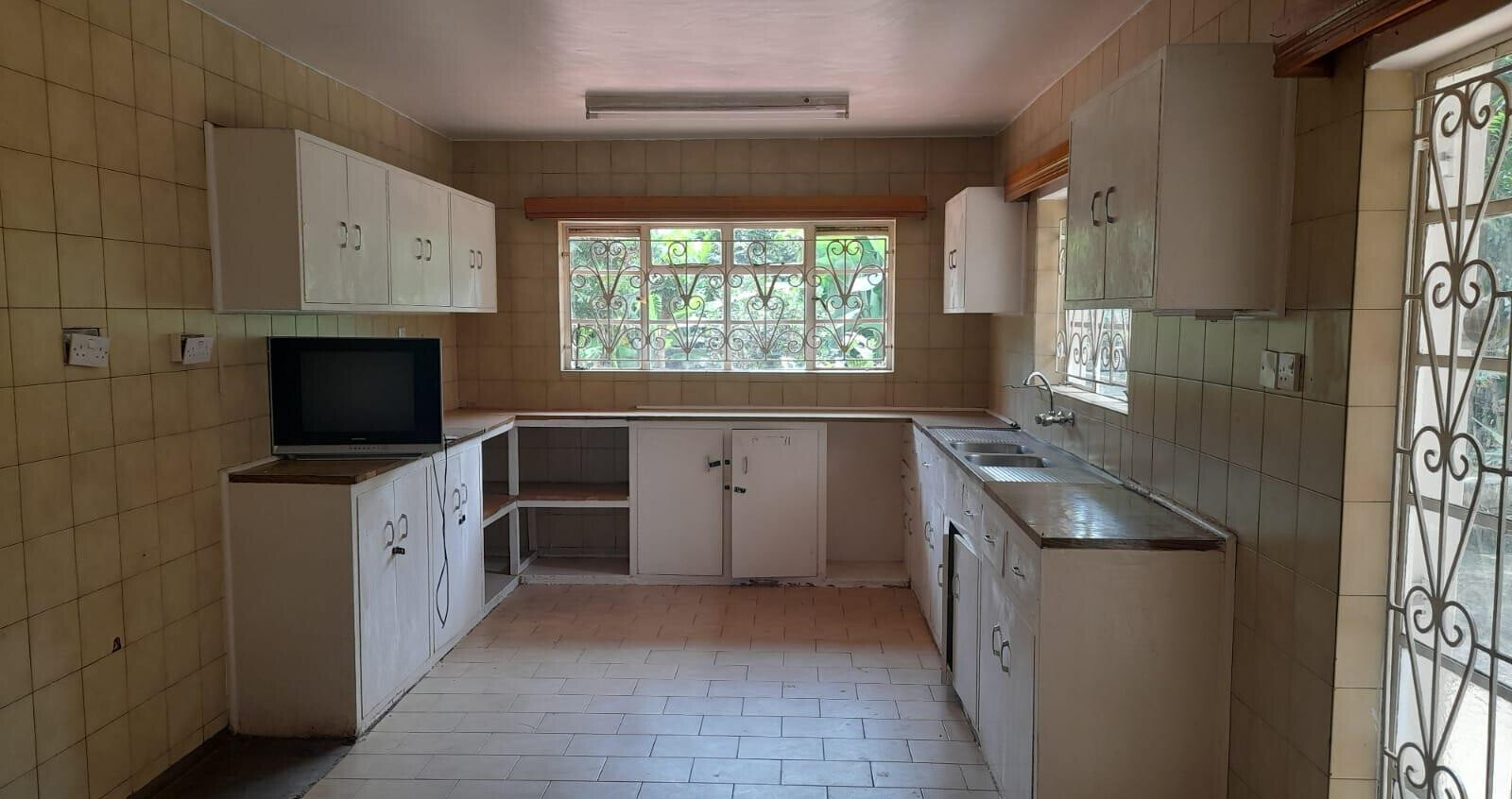 Half Acre 5BR Mansion with Garden