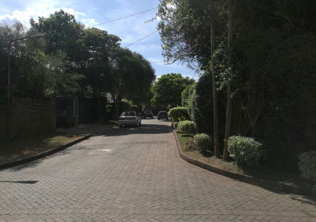 4BR Maisonette with DSQ & Private Garden - Lavington