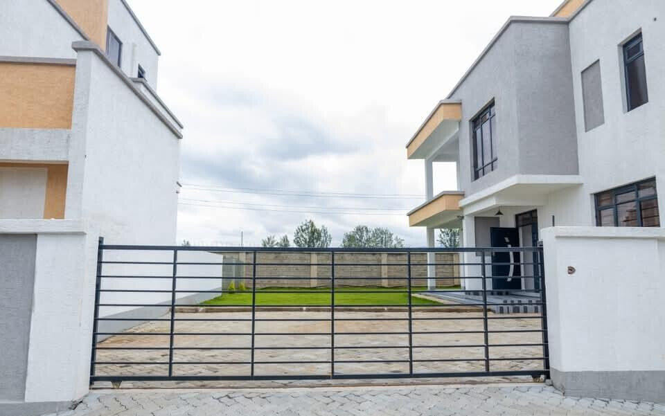 4BR Townhouse with Rooftop Terrace & Servant Quarter - Rimpa