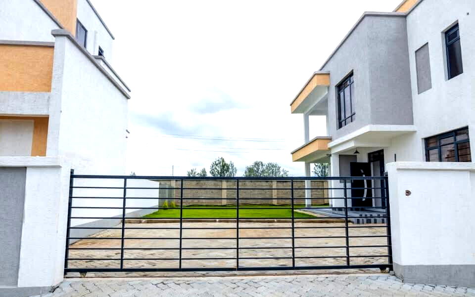 4BR Townhouse with Rooftop Terrace & Servant Quarter - Rimpa