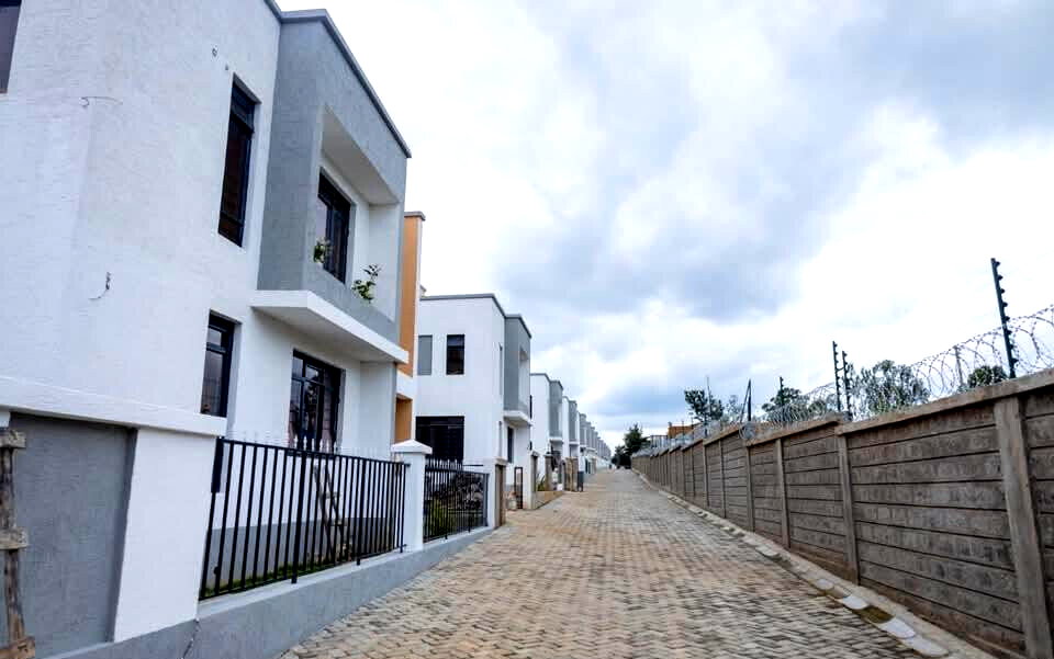 4BR Townhouse with Rooftop Terrace & Servant Quarter - Rimpa