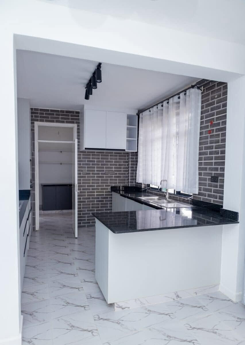 4BR Townhouse with Rooftop Terrace & Servant Quarter - Rimpa