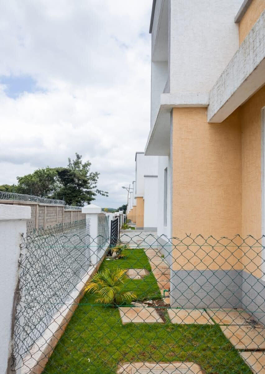 4BR Townhouse with Rooftop Terrace & Servant Quarter - Rimpa