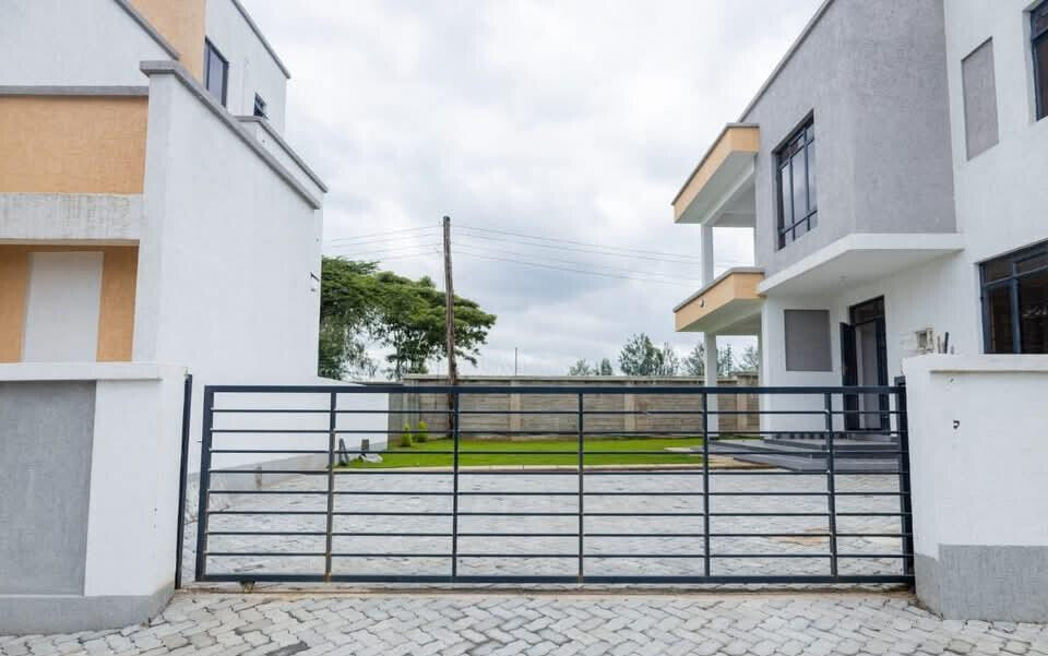 4BR Townhouse with Rooftop Terrace & Servant Quarter - Rimpa