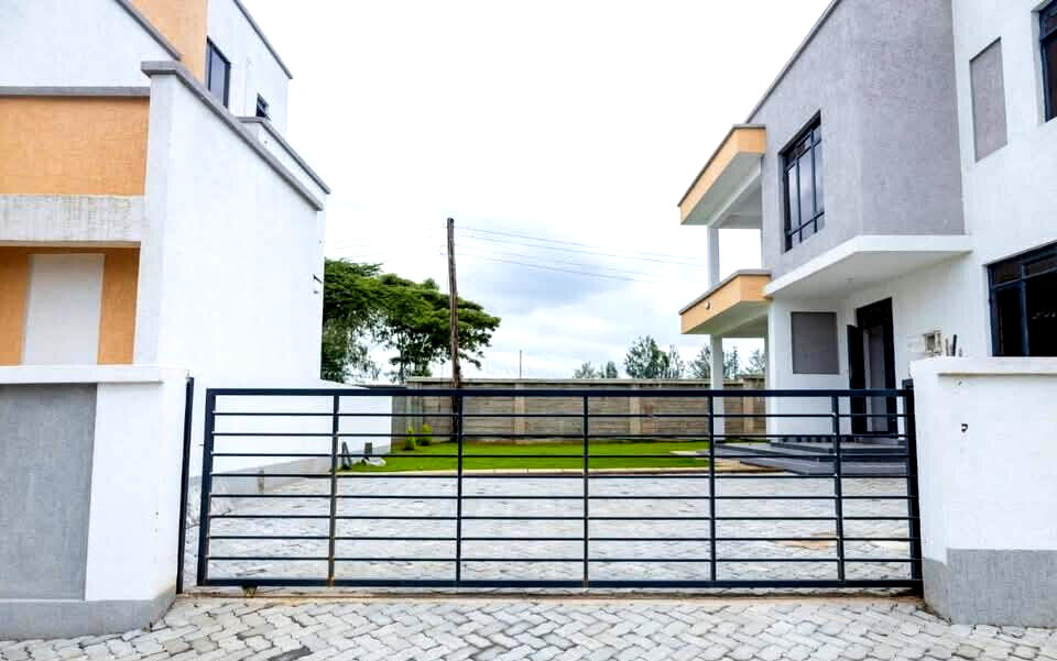4BR Townhouse with Rooftop Terrace & Servant Quarter - Rimpa