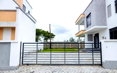 4BR Townhouse with Rooftop Terrace & Servant Quarter - Rimpa